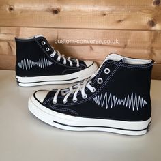 Arctic Monkeys Converse, Converse Designs Ideas, Painted Shoes Ideas, Am Album Cover, Decorated Converse, Converse Ideas, Diy Converse, The Arctic Monkeys, Artisanats Denim