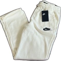 Nike Casual Cotton Sweatpants, Leisure White Pants With Pockets, Comfortable Nike Cotton Pants, Casual Cotton Nike Pants, Comfortable Nike Pants With Pockets, Nike Casual White Bottoms, White Trousers For Leisure, White Nike Bottoms For Streetwear, Nike White Bottoms For Streetwear