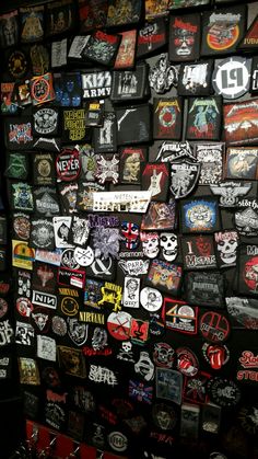 Wir haben alles was du zum verschönern von deinen Sachen brauchst. Nieten, Patches und Sicherheitsnadeln bekommst du bei uns in der Kirchengasse 3! Blade Core, Battle Jackets, Scene Room, Band Patches, Vintage Skate, Battle Jacket, Rock Metal