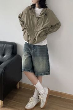 Baggy Outfits For Short Women, Vintage Aethstetic Clothes, Colors That Go Well Together Clothes, Jorts Korean Outfit, Acubi Shorts Outfits, Outfit Ideas With Jorts, Casual Boyish Outfits, Tom Boy Femme Style, Boyish Style Outfits