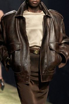 Ysl Leather Jacket, Distressed Leather Jacket, Outfit Chic, Donatella Versace, I'm With The Band, Looks Street Style