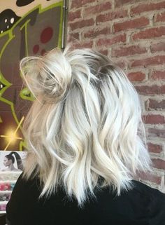 Platinový Blond, Short Platinum Blonde Hair, Platinum Blonde Hair Color, Bleach Blonde Hair, Blond Balayage, Shadow Root, Balayage Blonde, Bleach Blonde, Platinum Blonde Hair