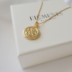 Gold Filled Coin Necklace. Gold Medallion Pendant Statement Necklace. Gold Coin Unique Gift for Mom. Cute Christmas Gift For Her - Etsy Portugal Coin Necklace Gold, Statement Necklace Gold, Unique Gifts For Mom, Gold Coin Necklace, Gold Medallion, Cute Christmas Gifts, Medallion Necklace, Christmas Gift For Her, Gold Coin