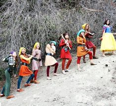 Snow White Group Costume, Seven People Halloween Costumes, Snow White And The Seven Dwarfs Costumes, Bestie Costumes, Seven Dwarfs Costume, Snow White Dwarfs, Fiesta Halloween, Disney Princess Cosplay, Halloween Group