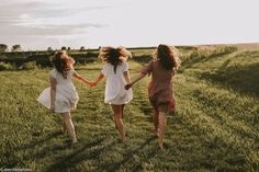 3 Bff Pictures Aesthetic, Soul Friends Aesthetic, Roomate Photoshoot Ideas, Young Sisters Photoshoot, 3 Friends Poses Photography, 4 Friends Photoshoot, 3 Sister Photoshoot, Three Friends Photoshoot, Friendship Photoshoot Ideas