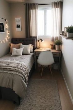 Cute Box Room Ideas, Tiny Bedroom Decor, Cama Aesthetic, Small Room Makeover, Hostel Room, Small Room Design Bedroom, Dekorasi Kamar Tidur, Small Bedroom Decor, Small Room Design