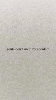 a piece of paper with the words,'i don't meet by accident '