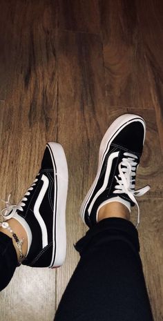 Vans Aesthetic, Vans Fashion, Trendy Shoes Sneakers, Sneakers Fashion Outfits