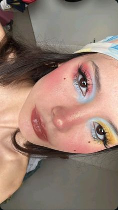 postagem feita no instagram, via stories (@af.existe) New Years Eyeshadow Looks, Makeup Trends 2024, 2024 Makeup Trends, Fun Eye Makeup, Makeup Azul, New Years Makeup, Funky Makeup, Ethereal Makeup