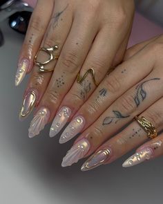 Nail Ideas Chrome, Gold Chrome Nails, Nails Unique, Stilleto Nails Designs, Cruise Nails, Bridesmaids Nails, Gold Acrylic Nails, Chrome Nails Designs, Gold Nail Designs