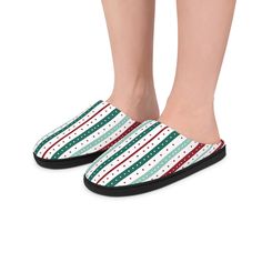 Des chaussons de Noël confortables, parfaits pour se prélasser dans la maison pendant la p�ériode des fêtes. Fabriquée dans un tissu polaire doux avec une semelle extérieure en caoutchouc antidérapante pour plus de sécurité. Ces chaussons sont parfaits pour les femmes à la recherche de confort et de chaleur pendant les festivités de Noël. Caractéristiques du produit - Tissu polaire en flanelle doux et résistant - Semelle extérieure en caoutchouc flexible pour une meilleure adhérence - Semelle int Green Slippers, Christmas Slippers, House Shoes, Good Grips, Soft Flannel, Christmas Women, Cozy Christmas, Womens Slippers, Fleece Fabric