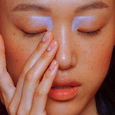 Beautiful skin and a little iridescent design over the eyes. Eye Inspiration, Model Standing, Sora Choi, Runway Makeup, Glow Skin, Lo Fi, Blue Eyeshadow, Facepaint