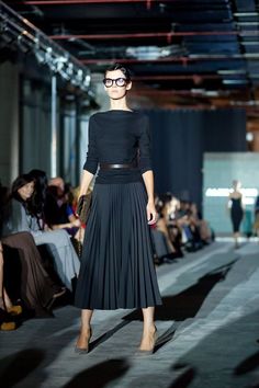 Buro Pleated Skirt Outfit, Skirt Diy, Rock Outfit, Black Pleated Skirt, Fashion Jeans, Pleated Midi Skirt