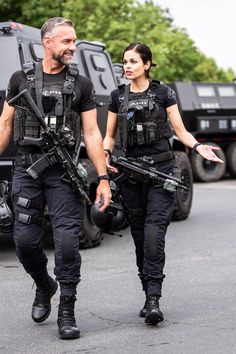 Swat Outfit, Lina Esco, Jay Harrington, Police Outfit, Swat Police, Detective Aesthetic, Female Cop, Swat Team, Hottest Women