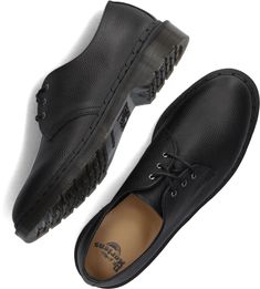 Trakteer je voeten op deze originele lage veterschoen 1461 1 van Dr. Martens! Deze zwarte schoenen zijn gemaakt van leer en ze zijn niet alleen heel stoer maar ook erg comfi én Hip! De schoenen hebben de kenmerkende Dr. Martens accenten zoals het klassieke leer, de gegroefde zoolrand en de metalen veterogen. De schoen is gemaakt om lang mee te gaan en heeft het iconische luchtkussen in de hak. Deze AirWair™ zool is olie- en vetbestendig en biedt een goede schuur- en slipweerstand. Draag ze onder Van