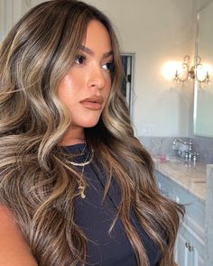 Brown Skin Blonde Hair, Baylage Hair, Honey Hair Color, Highlights Curly Hair, Black Hair Balayage, Bridesmaid Hair Makeup, Gorgeous Hair Color