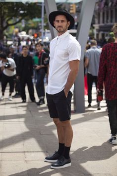 Comprar ropa de este look:  http://es.lookastic.com/moda-hombre/looks/camisa-de-manga-corta-pantalones-cortos-zapatos-derby-sombrero-pulsera-calcetines/10022  — Sombrero de Lana Negro  — Camisa de Manga Corta Blanca  — Pantalones Cortos Negros  — Pulsera Plateada  — Calcetines Negros  — Zapatos Derby de Cuero Negros y Blancos Short Noir, Urban Clothing, Stylish Socks, Black Socks, Black Hat, Men Looks, Mens Street Style