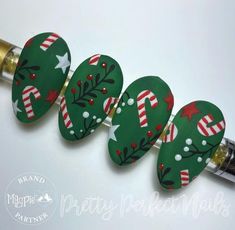 Wreath Nails Christmas, Christmas Nails Wreath Design, Sweater Weather Nails, Gnome Christmas Nails Art, Christmas Nail Stamping Ideas, Christmas Presents Nail Art, Christmas Nails Stamping, Christmas Elf Nail Art, Christmas Nail Art Easy