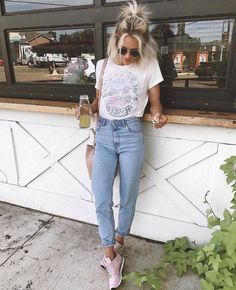 6 looks para testar essa semana e arrasar! Pink Sneakers Outfit, Spring Outfits For School, Streetwear Girl, Streetwear Jeans, Trendy Summer Outfits, Outfits Spring, Outfits Casual, Mode Inspiration