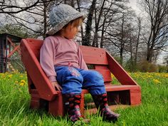 Im eigenen Garten toben und spielen – was gibt es Schöneres für kleine Entdecker? Mit unserer liebevoll gestalteten Gartenbank für Kinder finden die Kleinen einen Platz zum Verweilen und Entspannen bei ihren Outdoor-Abenteuern. Aber nicht nur das: Die Bank lädt auch zum Spielen und Kreativsein ein – und das alles inmitten der Natur. Backyard Kids Play Area, Outdoor Play Areas, Kids Outdoor Play, Outdoor Play Area, Natural Playground, Patio Furniture Ideas, Backyard Playground, Outdoor Learning, Backyard For Kids