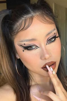 makeup black blackmakeup eyeliner stars starsmakeup aesthetic makeupideas graphic graphicmakeup party partymakeup Mekap Mata, Rave Makeup, Graphic Makeup, Smink Inspiration