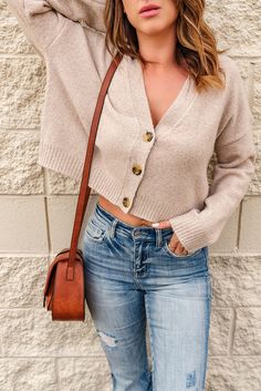 Apricot Button Up V Neck Cropped Cardigan Sweater Style Casual Chic, Cardigan Casual, Cropped Cardigan Sweater, Picture Style, Beige Cardigan, Chic Look, Salma Hayek, V Neck Cardigan, Ribbed Neckline