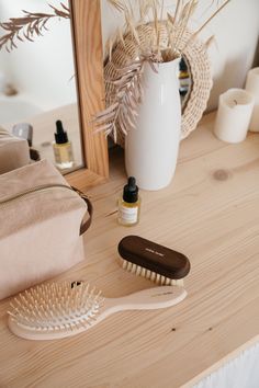 This detangling hairbrush is made from beech wood, and has wooden studs on a cushioned base. The embedded wooden studs help to detangle any persistent knots, while also massaging your scalp to help blood circulation.With beechwood ethically sourced from sustainably managed forests, this brush is a great alternative to plastic hair care products. Made in France. 🌿 Composition- Frame made of raw beech wood from French sustainably managed forests- Natural rubber membrane- Wooden studs- 100% cotton Lazy Susan Kitchen, Mango Wood Bowls, Honey Coffee, Wood Serving Bowl, Cake Serving Set, Linen Hand Towels, Outdoor Dinnerware, Wood Serving Board, Cocktail Glassware