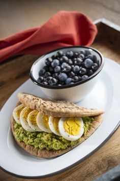 Egg and Avocado Pita 1400 Calorie Diet, 1400 Calorie Meal Plan, Myfitnesspal Recipes, 400 Calorie Meals, Overnight Oat, 300 Calories