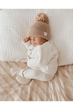 Home From The Hospital Outfit For Baby, Winter Newborn Outfits, Newborn First Outfit, Knitted Booties, Foto Baby, Dream Baby, Baby Born