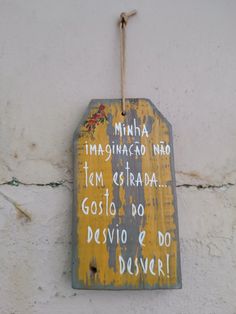 a sign hanging on the side of a building that says, minima imaginago nao tom ostrada gosto do desvo e dos visio do disturbi