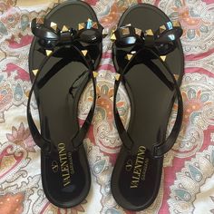 Brand New Never Been Worn. Valentino Bow Sandals Valentino Slippers, Valentino Slides, Valentino Rockstud Sandals, Valentino Sandals, Rope Sandals, Expensive Shoes, Valentino Garavani Shoes, Woven Sandals, Caged Sandals