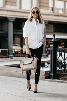 Casual Jeans Outfit Summer, Shorts Jeans Branco, Oversized White Shirt, White Shirt Outfits, Jeans Outfit Summer, Pullover Mode, Casual Chique, Fashion Jackson, Outfit Jeans