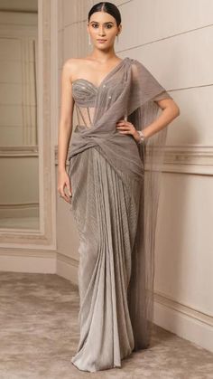 Saree With Corset, Baju Kahwin, Saree Wearing Styles, Draping Fashion, Indian Fashion Saree