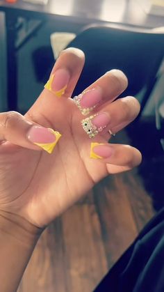 Plan Short Nails, Picture Day Nails, Nail Ideas For Wedding Bridesmaid, Short Acrylic Nails Duck Shape, Short Freestyle Nails With Charms, Yellow Junk Nails, Plain Duck Nails, Nails Acrylic Basic, Nails Acrylic Charms