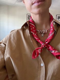 Fall 2024 Accessories, Red Scarf Outfit, Bandana Neck Scarf, Australian Winter Fashion, Ireland Fashion, Oversized Grey Sweater, California Outfits, Scarf Outfit, Mode Casual