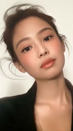 Jennie Natural Face, Jennie Natural Makeup, Jennie Makeup Look, Blackpink Jennie Makeup, Jennie Kim Makeup, Round Face Makeup Looks, Messy Makeup Aesthetic, Jennie Makeup, Innocent Makeup