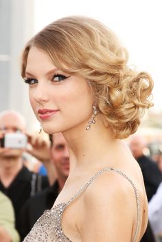 27+ Beautiful Updo Hairstyles Ideas Side Bun, Curly Updo, Curly Hair Updo, Updo Hairstyles, Taylor Swift Hair, Penteado Cabelo Curto