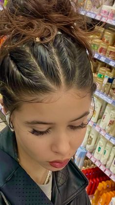 Short Gen Z Hair, Trending 2024 Hairstyles, Curly Hairstyles With Hair Jewelry, Dance Performance Hairstyles, Hairstyles With Small Rubber Bands, Street Wear Hairstyles, Apocalyptic Hairstyles, 90s 2000s Hairstyles, 90s Hip Hop Hairstyles