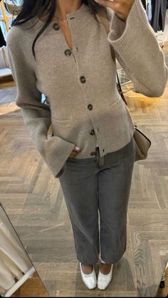 Outfits Ideas Minimalist, Winter Outfits Sophisticated, Cashmere Tank Top Outfit, Fall Outfits Scarves, Scoop Neck Sweater Outfit, Lounge Day Outfit, Hair Up Work Outfit, Neutral Everyday Outfit, Simple Chic Fall Outfits