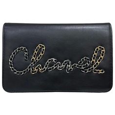 Borsa firmata Chanel, modello Wallet On Chain Logo, realizzata in pelle liscia nera con hardware argentati. Dotata di una patta con chiusura a bottone calamitato, internamente rivestita in tessuto nero, capiente per l’essenziale. Munita di una tracolla sottile in pelle e catena intrecciata con indossare la borsa a spalla. Completa di piccola tasca interna, caratterizzata sulla parte frontale da una scritta in rialzo Chanel in catena. Presenta card originale, anno di produzione 2019, si presenta Chanel Crossbody Bag, Dior New Look, Chain Logo, Chanel Chevron, Vintage Chanel Bag, Chanel Crossbody, Chanel Suit, Vintage Crossbody Bag, Chanel Mini