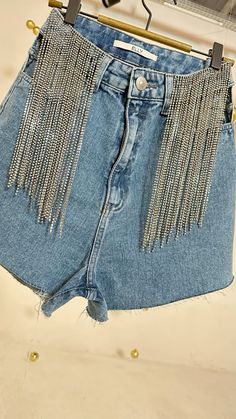 #shorts #short #customization #customizacao #denim #jeans #strass #aplicaciones #ellyjeans #elly Short Jeans, Concept Store, Christmas Outfit, Boyfriend Jeans, Runway Fashion, Chic Outfits, Party Outfit, Jean Shorts, Denim Jeans