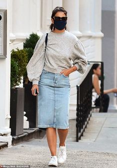 Katie Holmes Outfits, Long Jeans Skirt, Katie Holmes Style, Outfits New York, Denim Skirt Outfits, Long Denim Skirt, Jeans Skirt, Denim Chic, Long Jeans