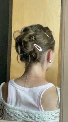 Fun Hairstyles Medium Length, Hairstyles With Silver Clips, Thing Hair Hairstyles, Space Bun Claw Clip, Half Updo Claw Clip, Cute Hairstyles With Bobby Pins, Hair Clips In Hair, Messy Clipped Up Hair, Hair With Small Clips