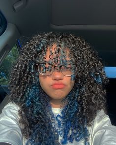 Blue Peekaboo Hair Curly, Hair Dye Ideas Curly Hair Natural Curls, Colored Bangs Curly Hair, Blue Hair Highlights Curly, Hair Dye Ideas Black Women Blue, Cool Hair Dye Ideas For Curly Hair, Blue Black Curly Hair Natural, Cute Dyed Curly Hair, Black Hair With Blue Highlights Curly