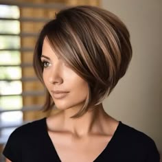 Short Hair Highlights Style, Stacked Bob With Side Bangs, Box Bob Haircut 2023, Angled Bob With Side Bangs, Stacked Bob Hairstyles For Fine Hair, Balayage Hair Short Bob, Stacked Short Bob, Box Bob Haircut, Bob Hairstyles With Highlights