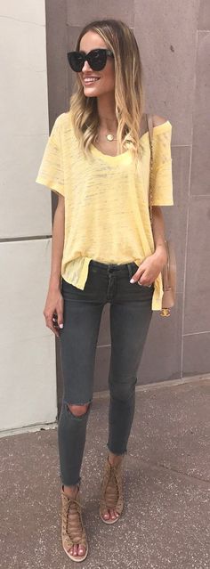 #summer #outfits  Yellow Tee + Dark Destroyed Skinny Jeans + Brown Lace-up Sandals Cierra Ramirez, Outfit Yellow, Jeans Brown, Yellow Tees, Casual Chique, Nude Sandals, Linen Tee, Yellow Shirt, Outfit Mujer