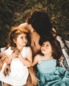 Natural Poses, Summer Family Pictures, Pose Portrait, Portrait Tutorial, Summer Family Photos, Family Portrait Poses, Family Photoshoot Outfits, Family Picture Poses, Family Photo Pose