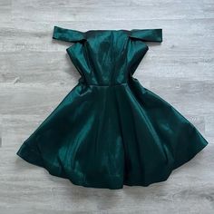 Size: 5 In Juniors. Never Worn. The Peered Fit And Flare Dress In A Beautiful Emerald Green Color. The Back Has Jewel Accents That Gives It Just That “Pop Of Sparkle” It Needed Green Fit And Flare Dress, Poodle Dress, Dama Dresses, Emerald Green Color, Green Fits, Doll Dresses, Fit And Flare Dress, Doll Dress, Flare Dress