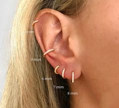 a woman's ear is shown with the measurements for each ear and two different sizes