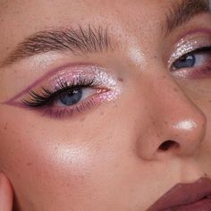 Maquillajes que toda fan de Barbie debe replicar Mekap Mata, Pink Eye, Eye Makeup Designs, Dope Makeup, Eye Makeup Art, Makeup Pictures